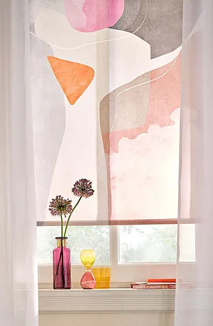 Lichte gordijnen omlijsten een raam met abstracte vormen en bloemen in kleurrijke vazen.