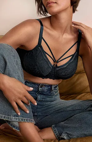 Zwarte kanten beha met fijne bandjes gecombineerd met casual jeans.