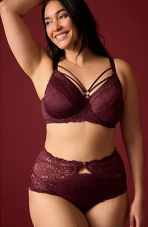 Elegante bordeauxrode kanten lingerie met decoratieve bandjes en hoge taille.