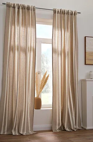 Elegante abrikooskleurige gordijnen sieren het raam en zorgen voor een warme sfeer in de kamer.