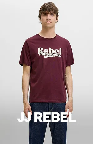 Bordeauxrood T-shirt met witte “Rebel”-opdruk.