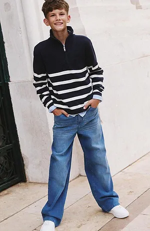 Gestreepte trui met ritssluiting gecombineerd met een jeans.