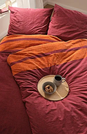 Comfortabele dekbedovertrek in warme herfstkleuren, perfect voor de koelere nachten.