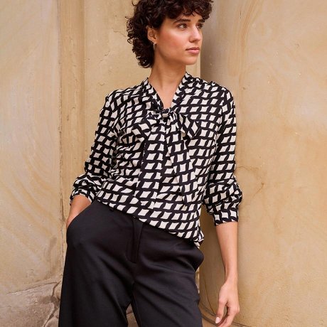 Dames - Satijnen blouse met strik - zwart/wit met print