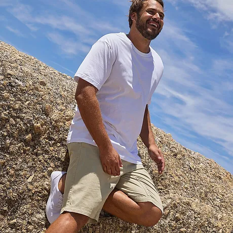 Een eenvoudig wit T-shirt en beige shorts - perfect voor een zonnige dag op het strand.