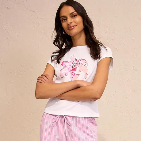 Wit shirt met roze print, gecombineerd met gestreepte broek. Noncha en comfy look.