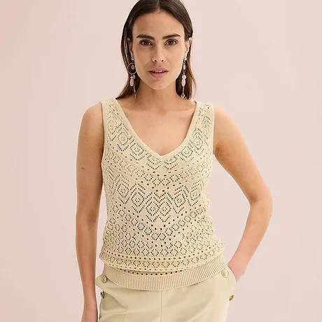 Elegante, mouwloze top van crèmekleurige haakstof met een fijn patroon en een V-halslijn.