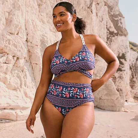 Neckholder-Bikini und hochgeschnittene Bikinihose in Blau und Rosa.