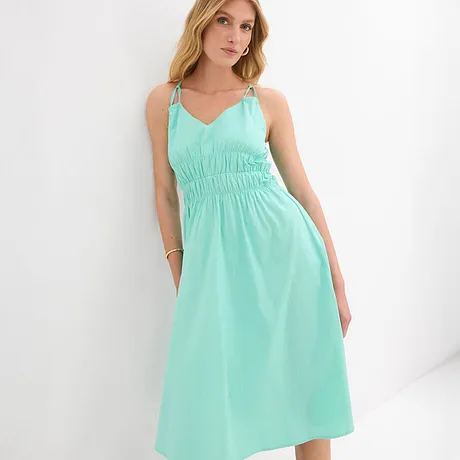 Luftiges, mintgrünes Kleid mit Spaghettiträgern und tailliertem Schnitt