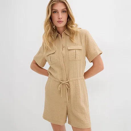 Beiger Kurzarm-Jumpsuit mit Hemdkragen, Gürtel und Brusttaschen.