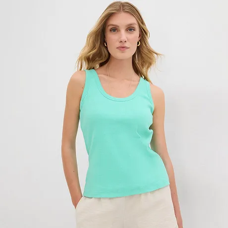 Frisches, türkisfarbenes Tanktop für sommerliche Tage.