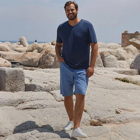 Zomermode: casual roze T-shirt en lichtblauwe jeansshorts.