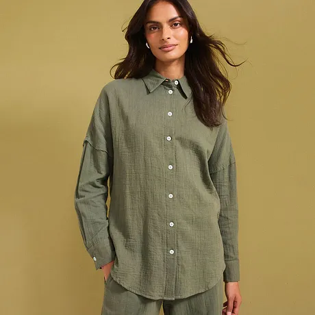Casual olijfgroene blouse met knoopsluiting.