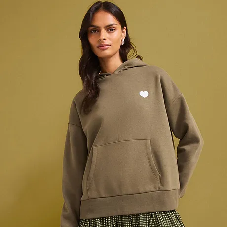 Casual olijfgroene hoodie met een wit hart-embleem.