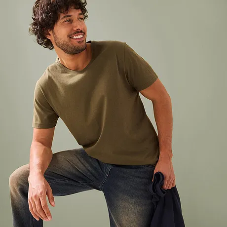 Casual look: Olijfgroen T-shirt met korte mouwen, gecombineerd met donkere jeans.