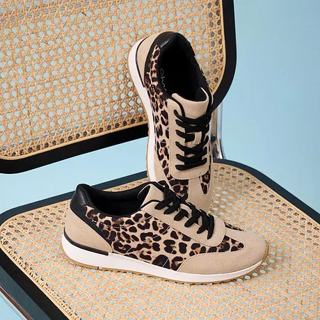 Sportieve sneakers met panterprint.