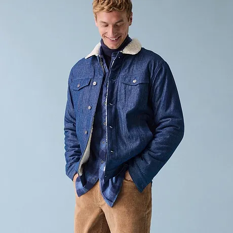 Spijkerjack met gevoerde kraag en bruine corduroy broek.