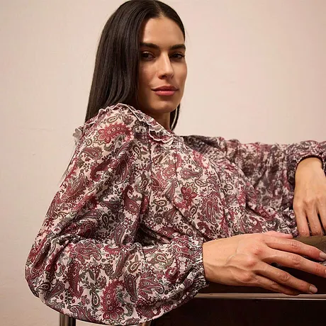Longsleeve met bloemmotief in bordeauxrood en crème.