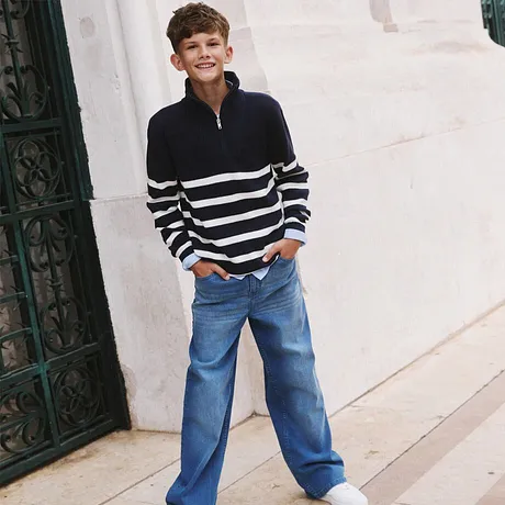 Gestreifter Pullover mit Reißverschluss, weite Jeans und lässiger Look für den Alltag.