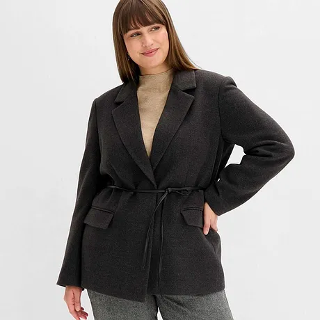 Grijze blazer met riem, gecombineerd met een beige coltrui.