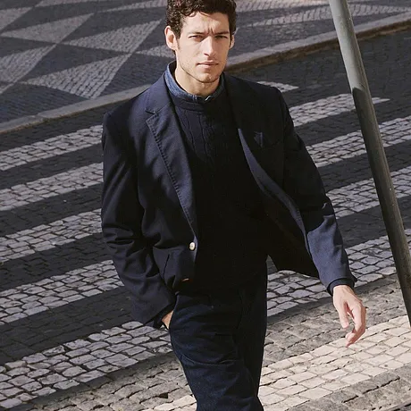 Elegante donkere colbert met een bijpassende broek.