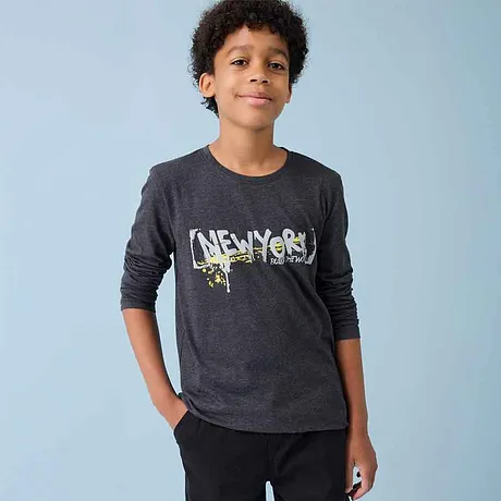 Donkere longsleeve met een grafische print, mooi gecombineerd met een zwarte broek.