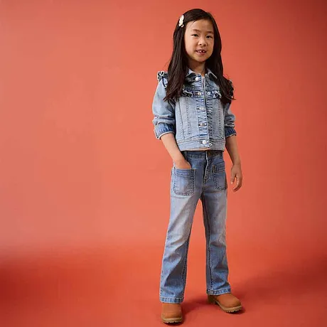Casual denim look: sprijkerjas en jeans in gewassen look. De bruine schoenen maken de look helemaal compleet.