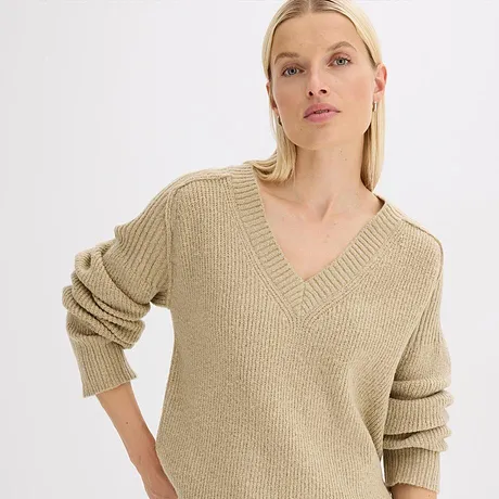 Gebreide trui met V-hals in beige.