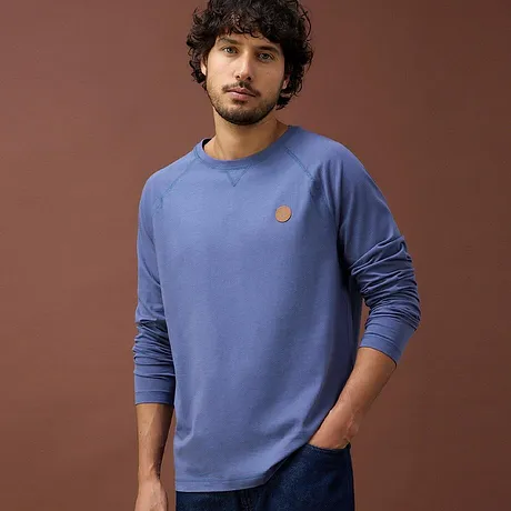 Blauwe longsleeve met ronde hals en klein logo op de borst.
