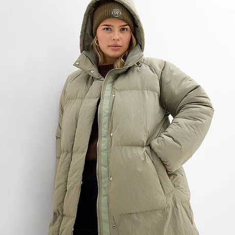 Warme gewatteerde jas in beige met capuchon.
