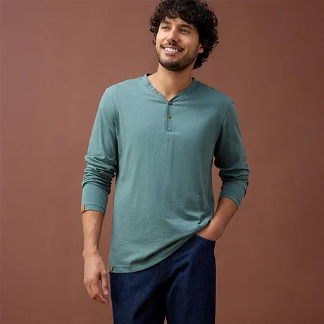 Mintgroen henley shirt met lange mouwen en knoopsluiting.