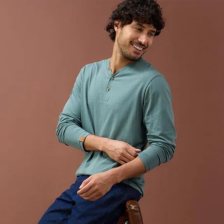 Mintgroen henley shirt met lange mouwen en knoopsluiting.
