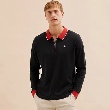 Zwart poloshirt met lange mouwen en rode kraag.