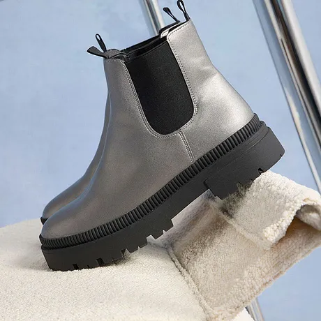 Zilverkleurige Chelsea boots met zwarte zool.