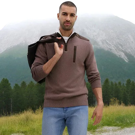 Bruine trui met rits en kraag, gecombineerd met lichte jeans.