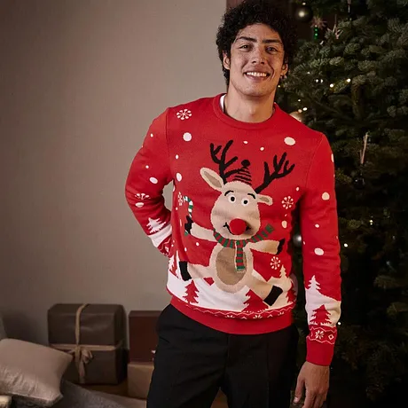 Vrolijke rode kersttrui met leuk rendiermotief.