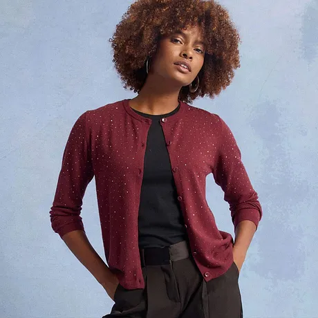 Rood vest met glinsterende versiering, gecombineerd met zwart shirt.