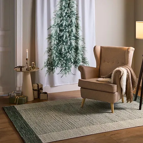 Oorfauteuil en bijzettafel met kerstverlichting.