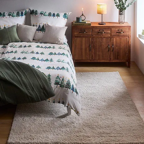 Licht vloerkleed in slaapkamer.