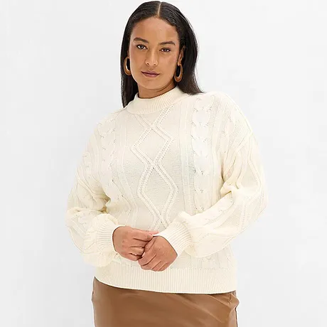 Witte gebreide trui met kabelpatroon en col.