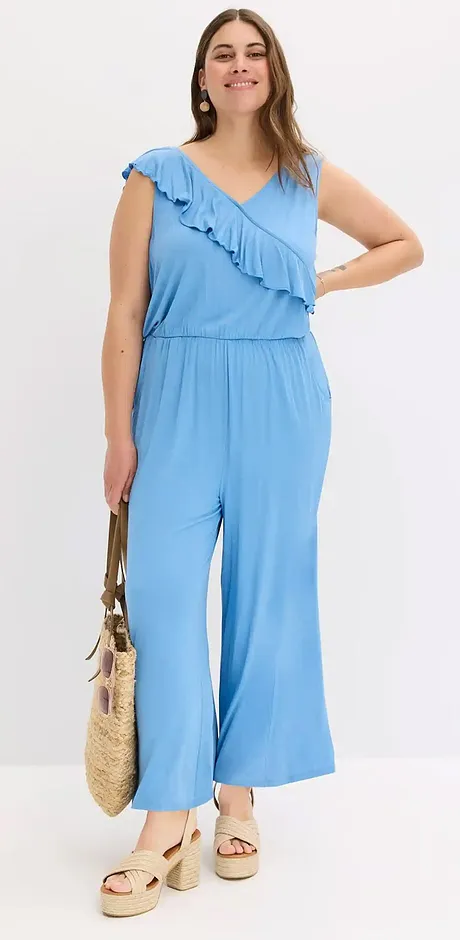 Lichtblauwe jumpsuit met asymmetrische ruches en wijde pijpen. Ideaal zomeroutfit voor een ontspannen look.