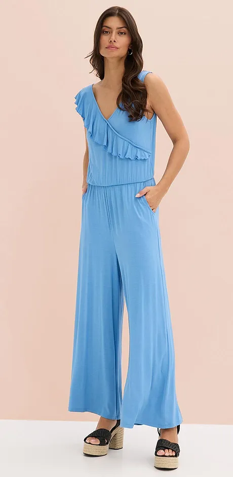 Lichtblauwe jumpsuit met ruches, V-halslijn en wijde pijpen. Luchtig en licht zomeroutfit voor warme dagen.