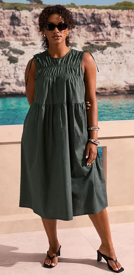 Sommerliches grünes Kleid mit Rüschen am Ausschnitt.