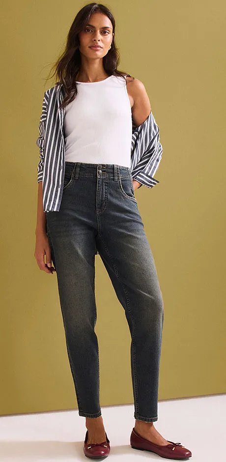 Witte top, gestreepte blouse, highwaist jeans en rode ballerina's gecombineerd.