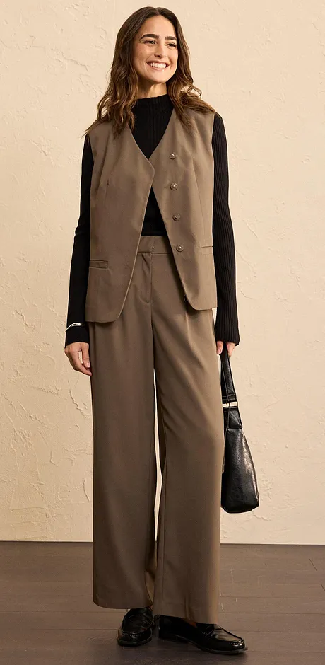 Bruine set met wijde broek en gilet.
