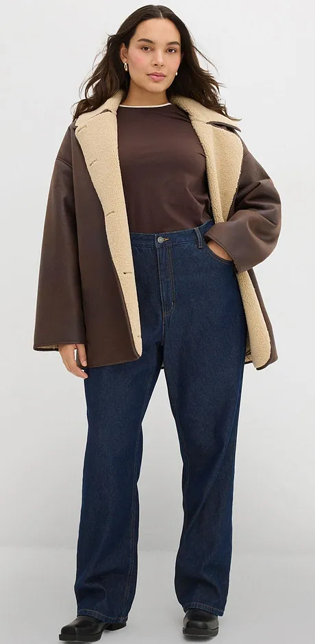 Bruine jas met lichte kraag, past mooi bij donker shirt en donkere jeans.