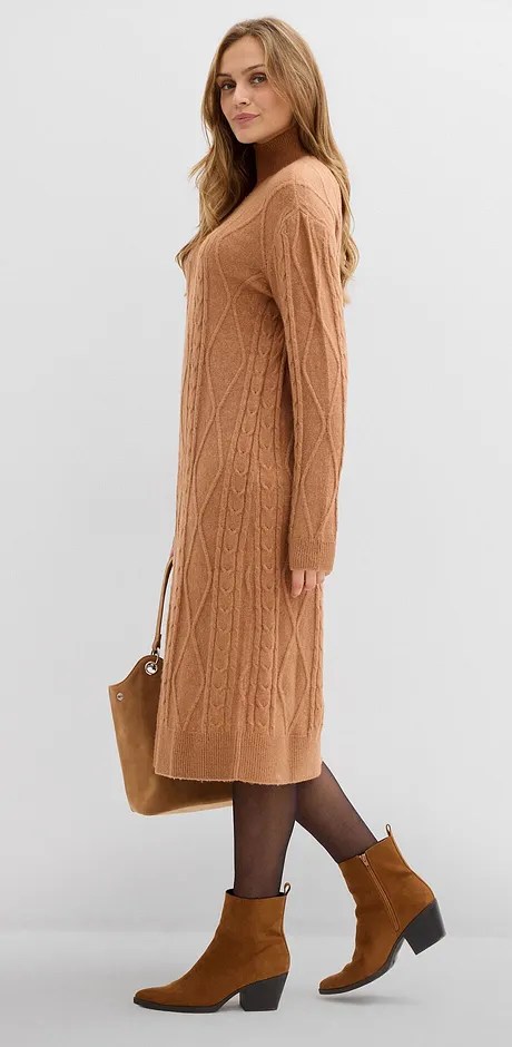 Caramelkleurige gebreide jurk gecombineerd met bruine enkellaarsjes.