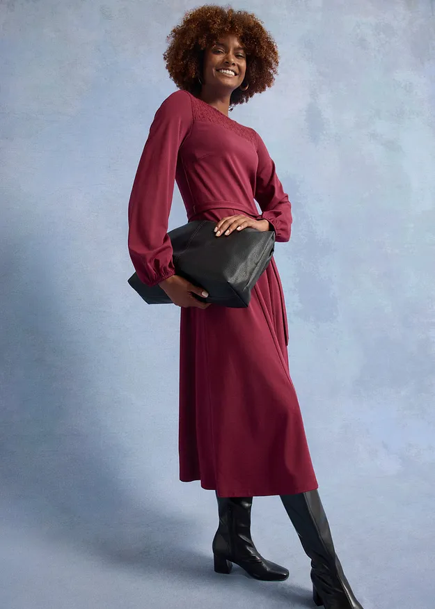 Elegante bordeauxrode jurk met lange mouwen.