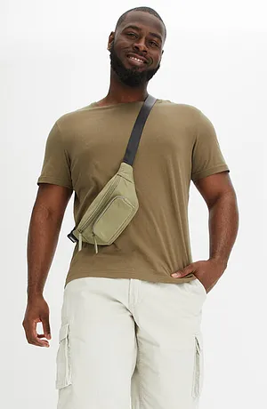Olijfgroen shirt met lichte broek