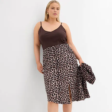 Braunes Top kombiniert mit leopardengemustertem Rock und passendem Blazer.